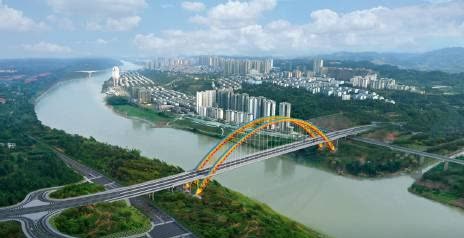 【四川屏山岷江二桥主拱合龙】近日，随着最后一节拱肋吊装就位，中国中铁旗下中铁工