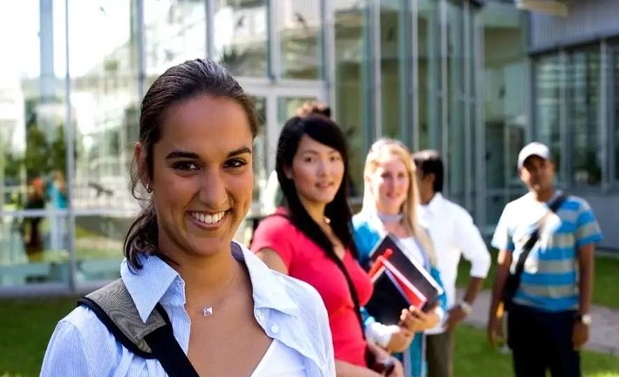 留学生骂中国女生“廉价”，学校只回一句“正在调查”这句回应，比脏话更刺耳。