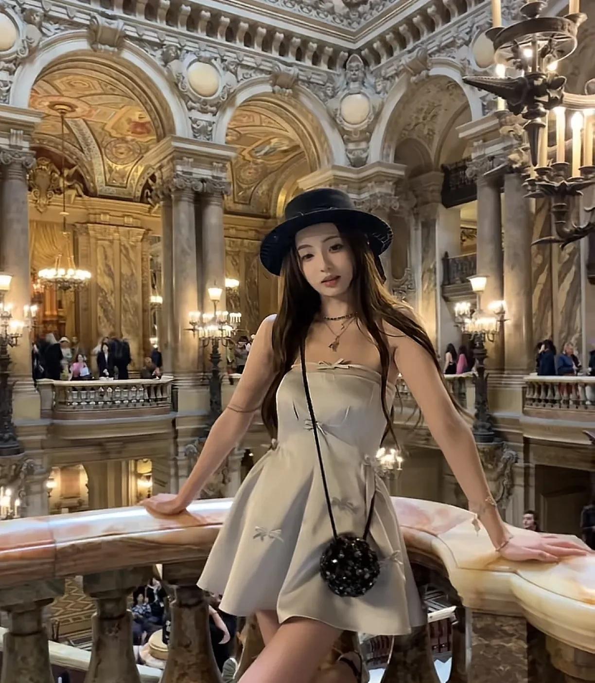 王思聪的现任女友懒懒日子过得真惬意，看她拍照的背景，她这又是去哪个国家的豪华宫殿