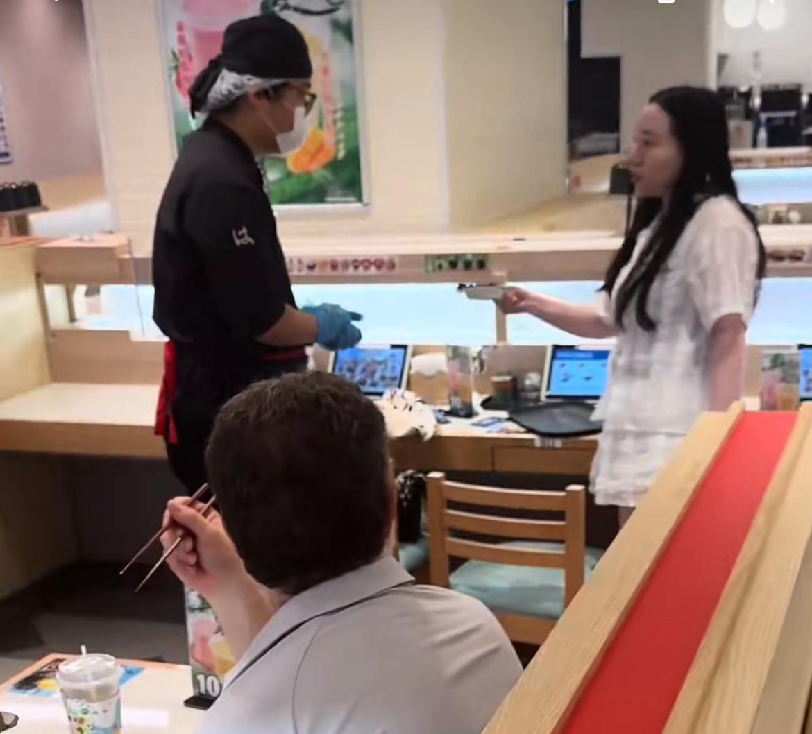 只因寿司摆放问题，小仙女砸餐盘摔椅子，怒骂旁边食客垃圾，就是这么嚣张。因为对两块