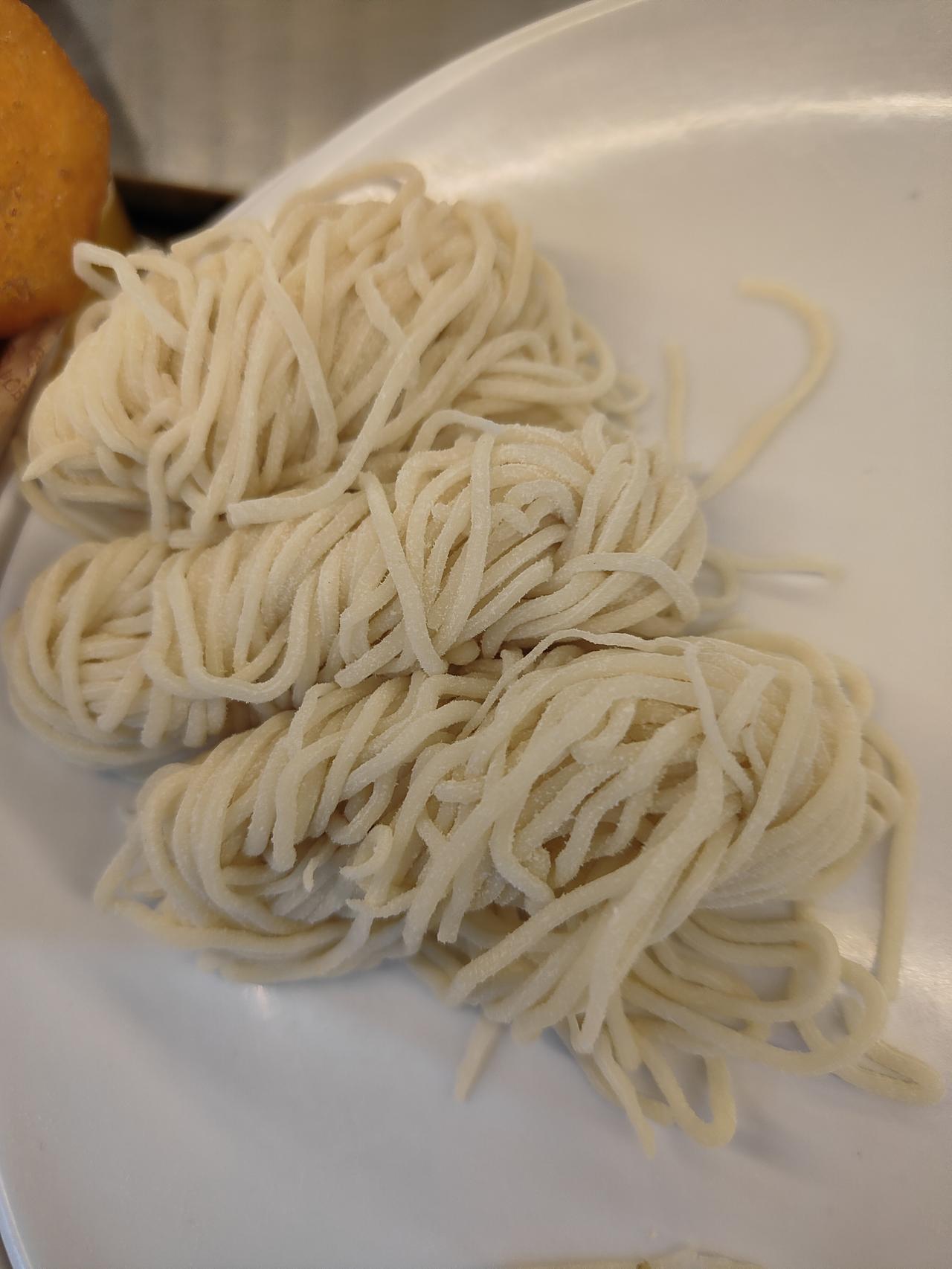 初冬时节，秋色仍未消散，随手一拍都是美景。在泽峰园，阳光如金纱般洒下，层林尽染