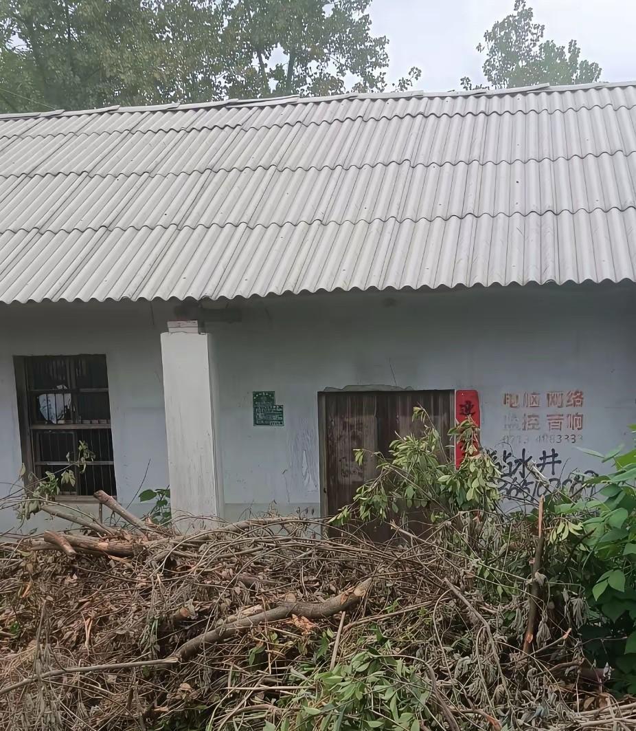 搬出村子多年了，家里的老房子没有人住。前段时间村里的老乡多人给我打电话，要买我家