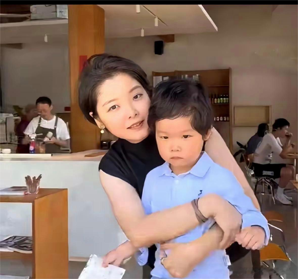 浙江有一个妈妈长得超像邓丽君，特别是笑起来的时候