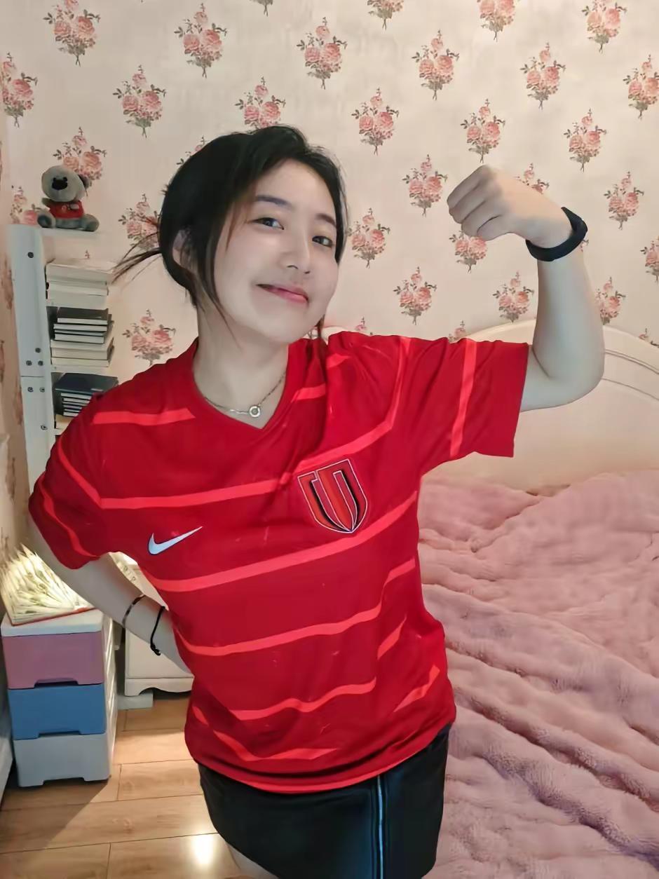 成都蓉城2025新球衣首穿。提前收到了@成都蓉城足球俱乐部今年的主场球衣，但还