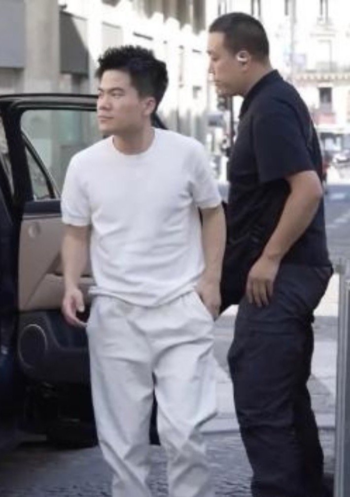 董宇辉，今非昔比咯。其一，自打离开俞敏洪，再无明星来直播间做客；其二，离开俞后，