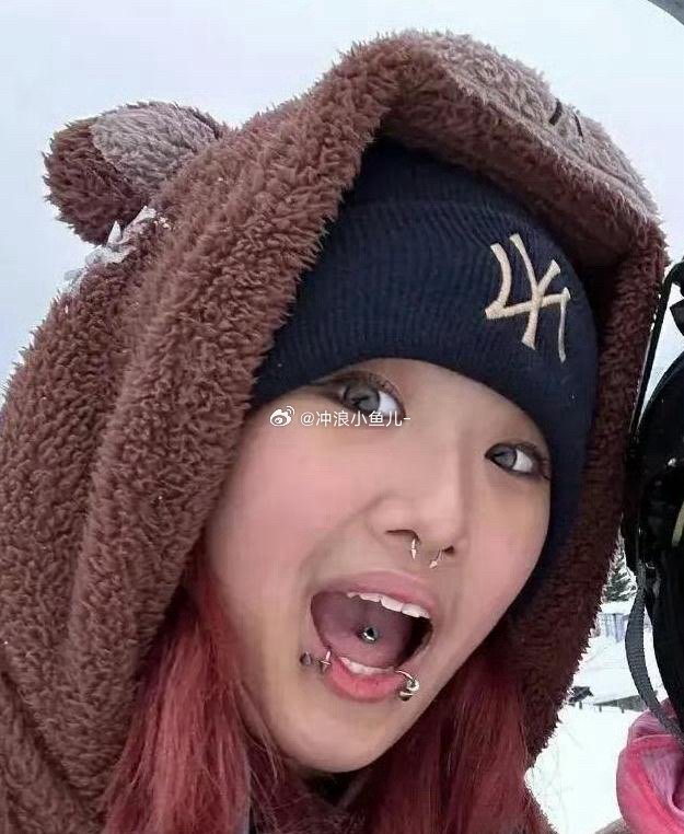 贾静雯的大女儿摘掉了鼻环和唇钉，颜值大幅提升。小女孩的蜕变让人眼前一亮，宛如气