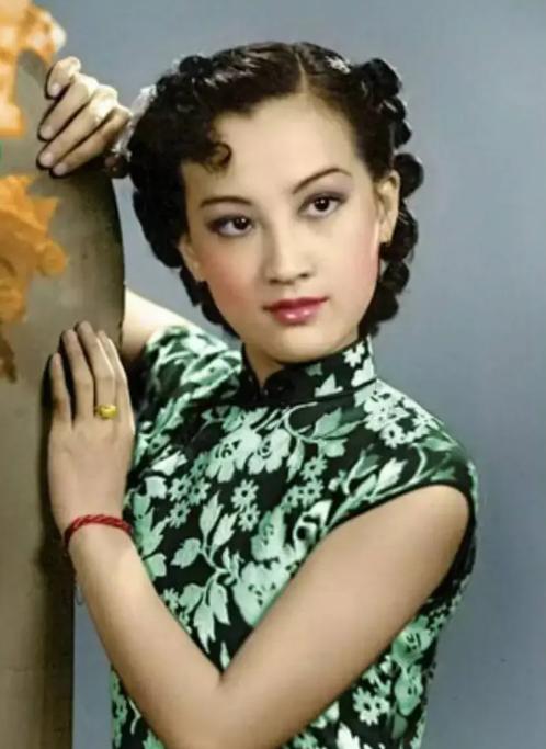 1950年，影星赵丹在深圳见到了曾经的搭档周璇，此刻她却大着肚子，精神恍惚的站在