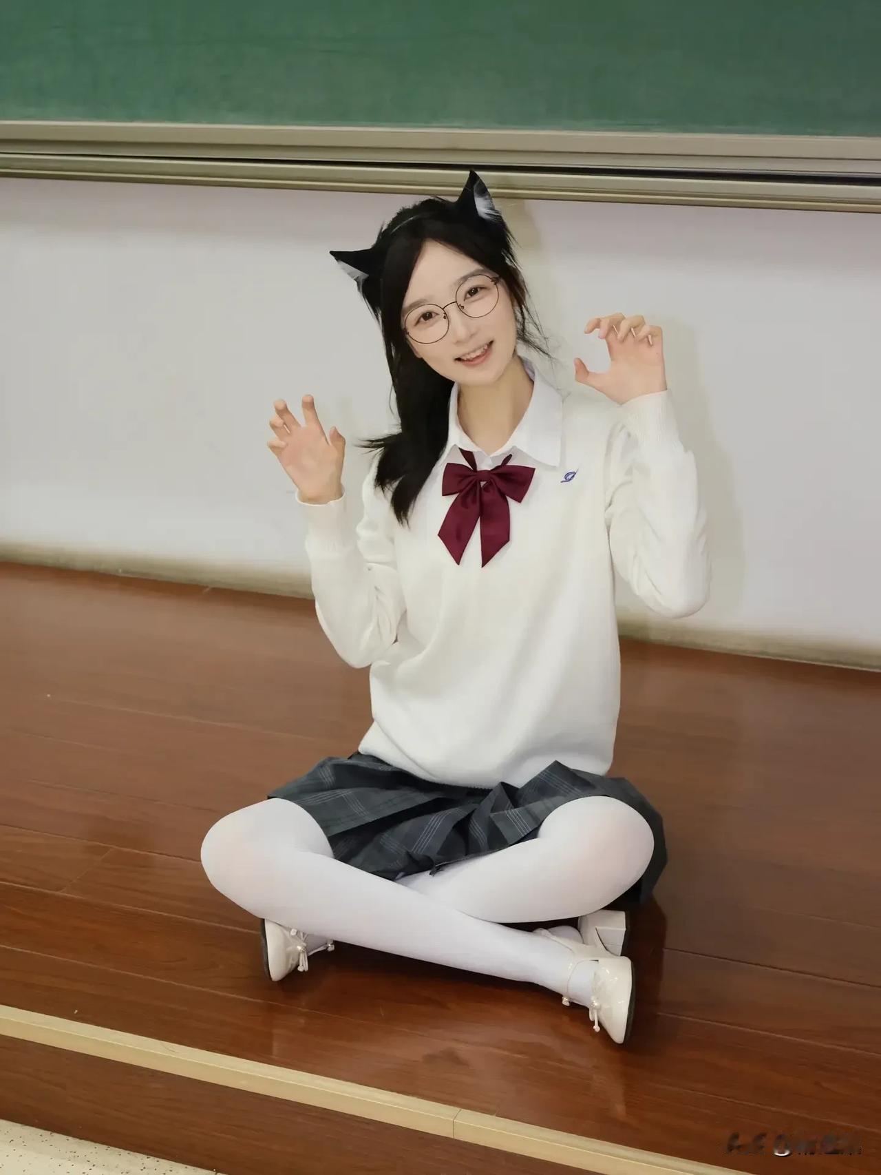 可爱猫耳少女，校园风穿搭，元气满满！🐱💖📚