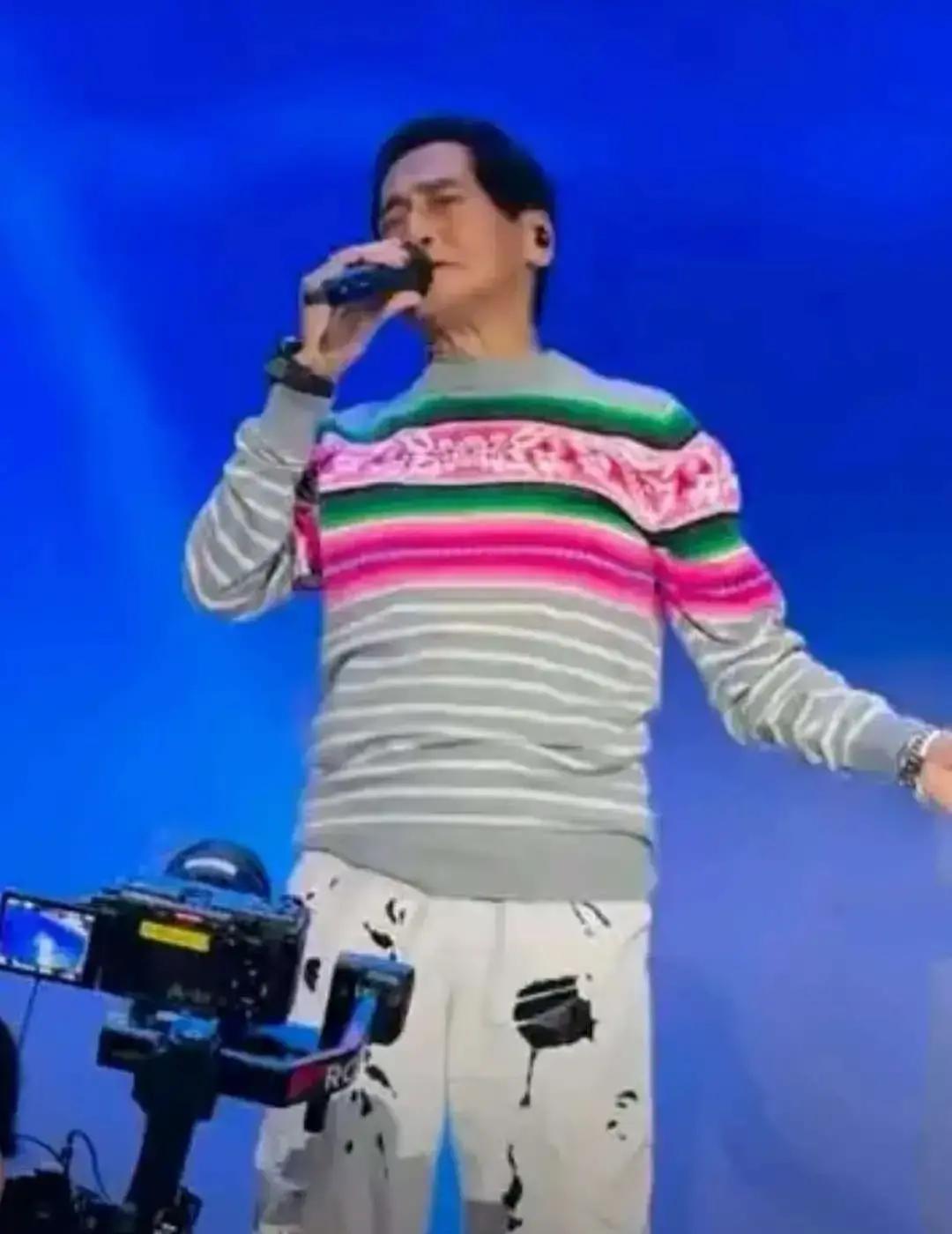 64岁齐秦穿花衬衫被群嘲，但清唱视频一出，嘲笑声瞬间哑火。网友对比梁天利落着装