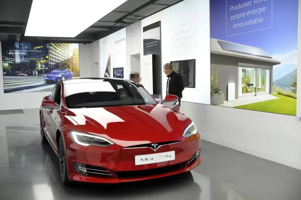 马斯克不过是个科技乌托邦主义者，总想着让人类去适应他的想法——由他“引领”了若干