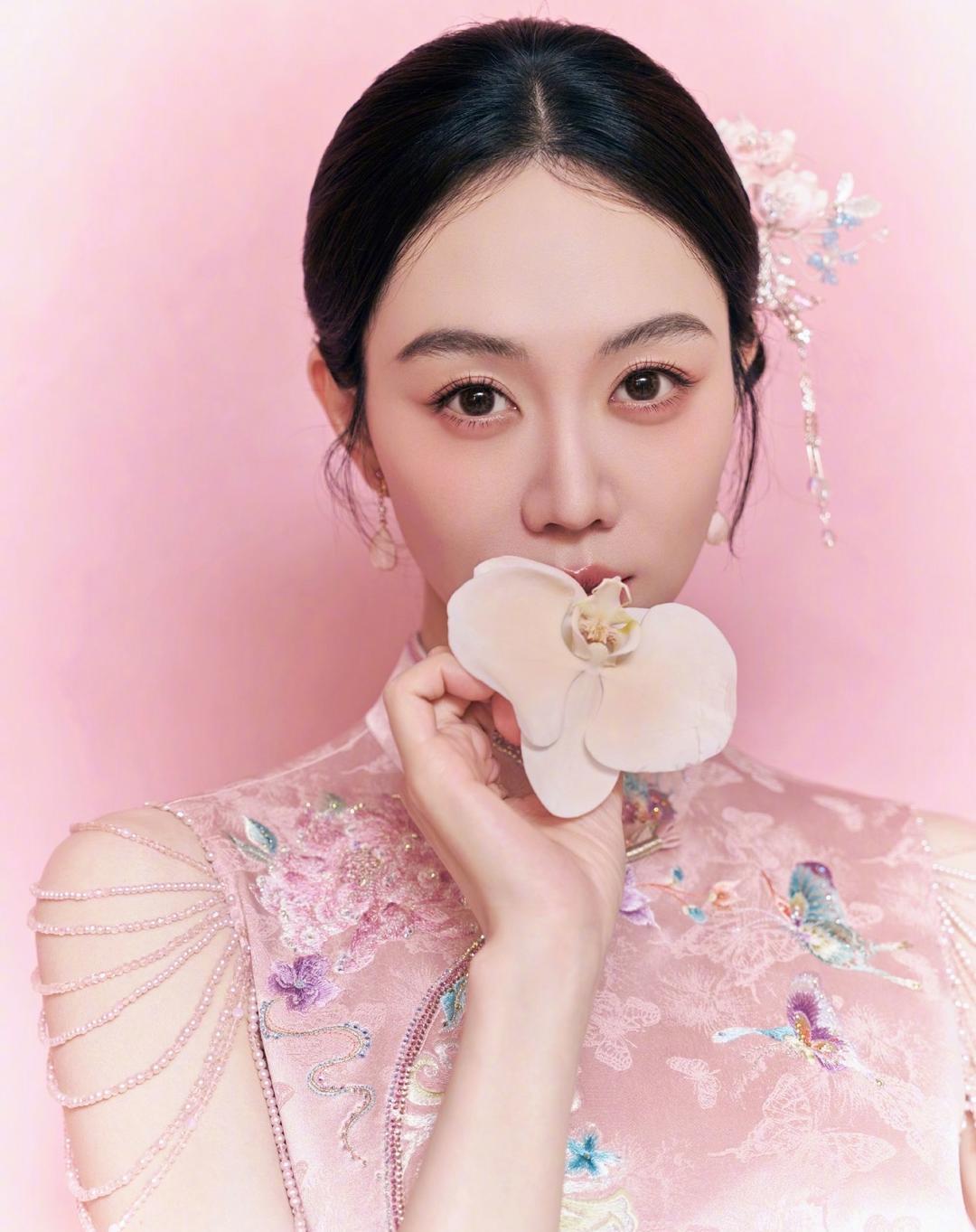1.任嘉伦早年曾在青岛流亭机场工作，当年算得上机场的风云人物，因为长相出众被不