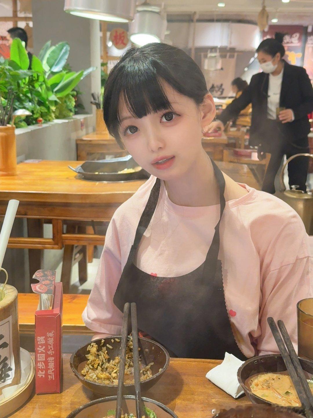 吃着饭对面有人偷拍，觉得很有人妻感的图📷