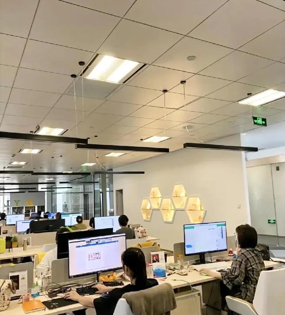 海南的同事来北京总部培训一周，晚上相约一起喝点。本来是6点下班的，但是大家熬到7