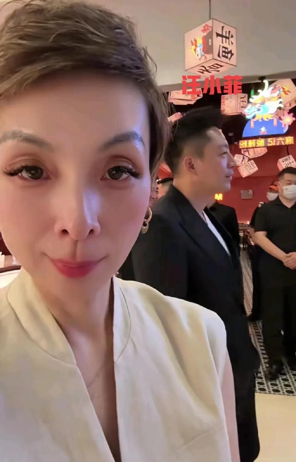 远离徐家，张兰和汪小菲母慈子孝的！[捂脸哭]麻六记高管洋洋发视频，故意把镜头给到