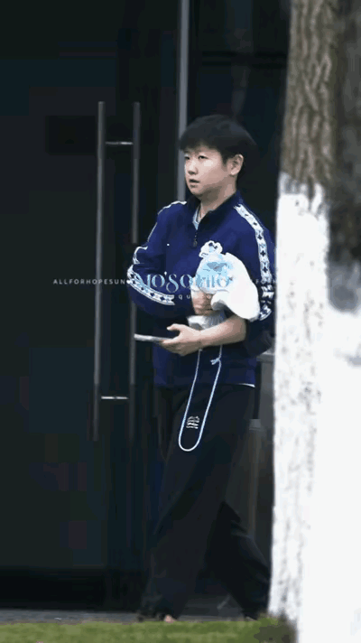 3月19日下训的莎莎落单了！前两天莎莎上下训时，总和几个人边走边聊，小嘴叭叭地