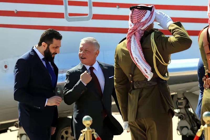 约旦国王跟朱拉尼站在一块，就像武大郎跟武松在一起一样。约旦国王不但眼睛下斜，嘴