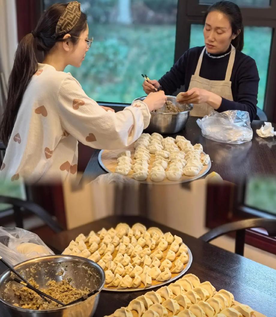 昨天儿媳妇有晚课，回来的晚，大约9点半左右给我发微信：