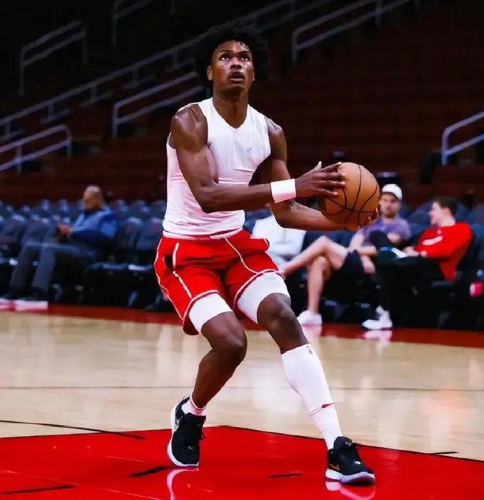 阿门都能压时间后突破转身投中中投了火箭大胜太阳，最大功臣当属阿门汤普森，阿门