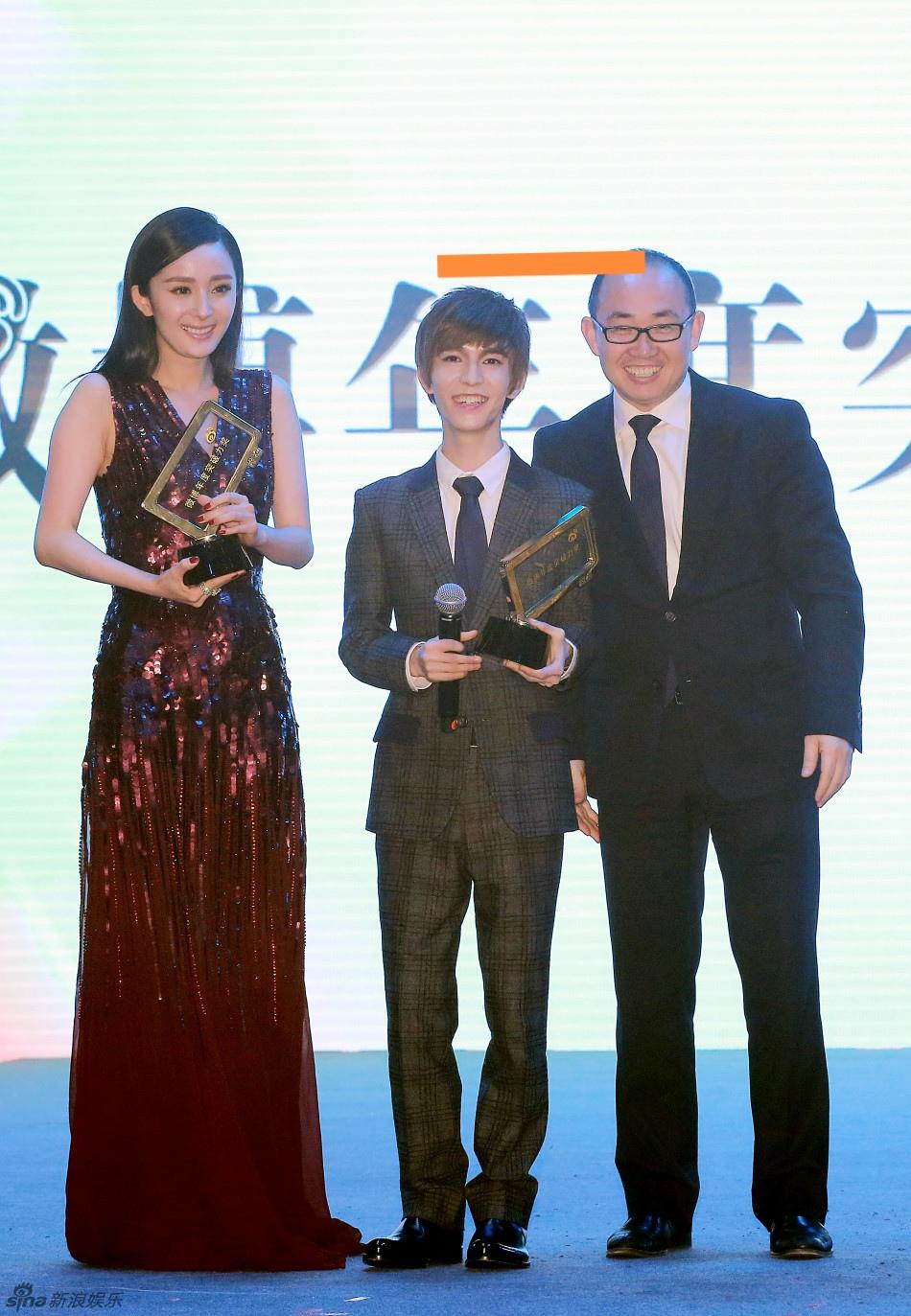 原来郭敬明的身高并不矮，不信你们看，他都快赶上170cm的潘石屹了！杨幂