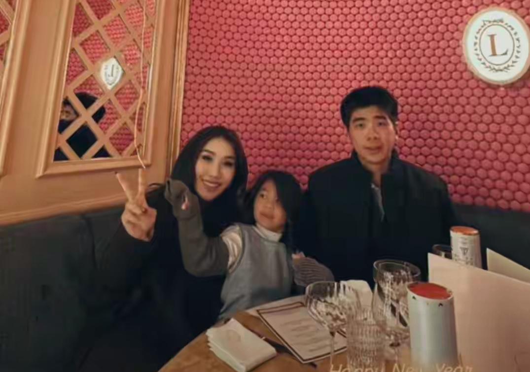 何超盈在法国温馨跨年，小7岁丈夫罕露脸，一家人合照女儿像父亲娱乐明星