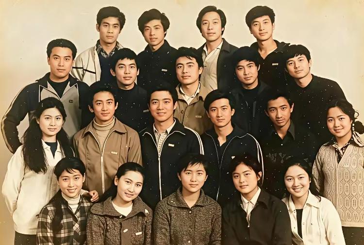 中戏82级表演班毕业合照封神！妥妥影视圈神仙班级。班里走出多位家喻户晓实力派戏