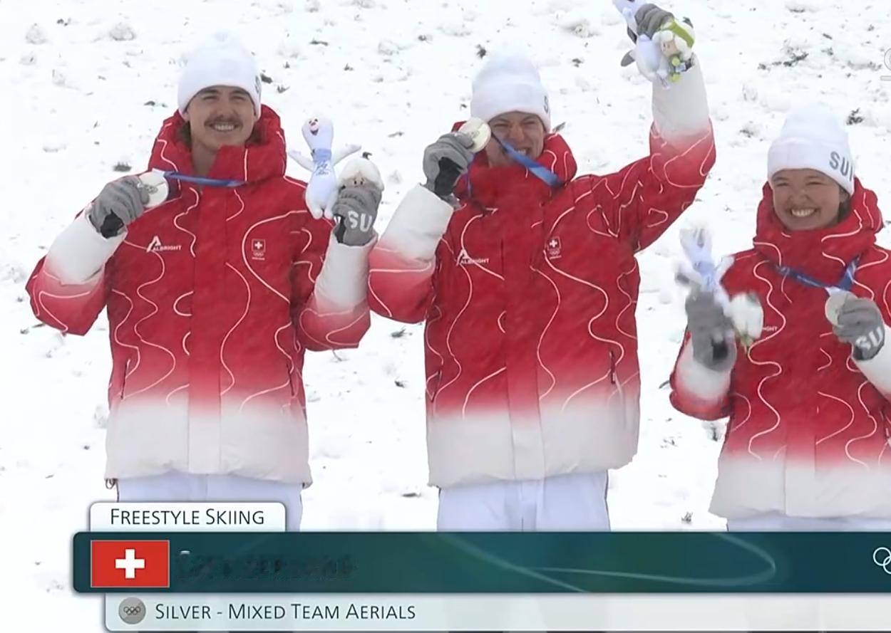 女子不行男子补，瑞士队一路逆袭战胜中国队。刚刚结束的空中技巧混合团体比赛，瑞士