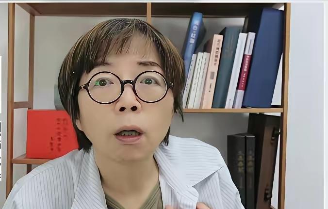 黄智贤替丁瑀打抱不平，痛批国民党决策愚蠢至极。黄智贤现在管的太宽了，和黄偉翰一