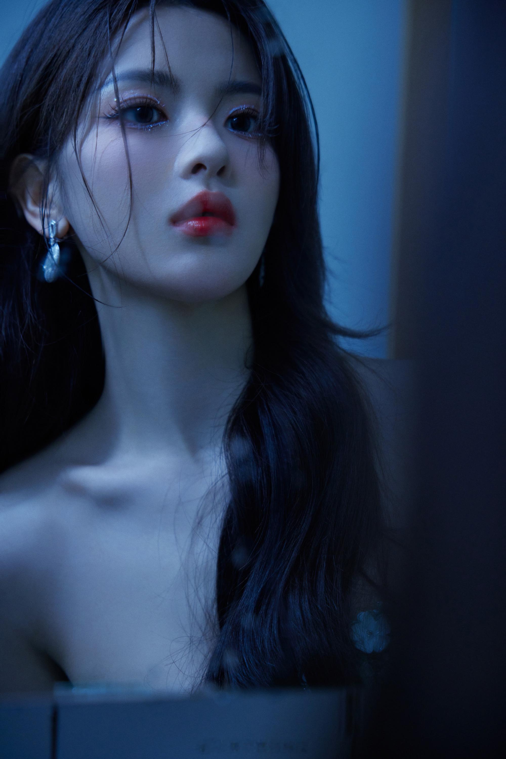 杨超越碧色长裙清冷迷人
