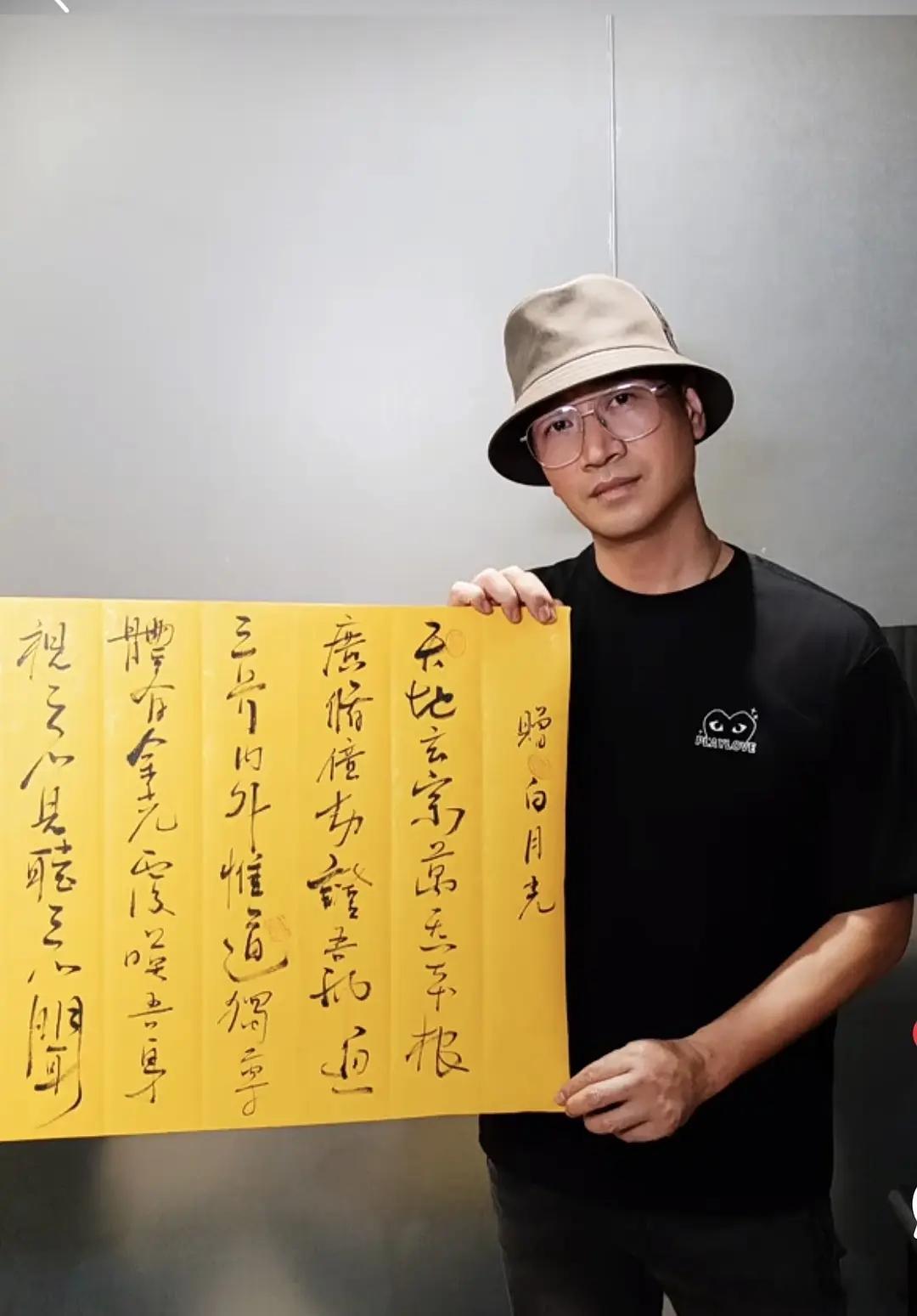 何晟铭金光神咒来欣赏一下何晟铭的《赠白月光》，回顾一下于歪和何晟铭以前的“真情