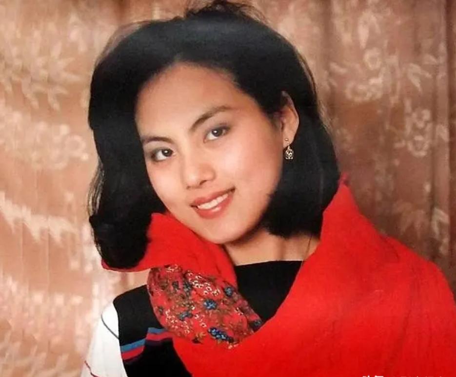 1995年，28岁的乐韵纵身一跃，从13楼窗台跳了下来。临死之前，母亲一遍又一遍