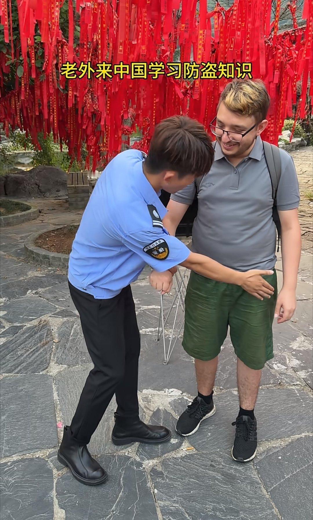 “老外来中国学习防盗知识”？这么有创意的文案，到底怎么想出来的？你外国人现在才是