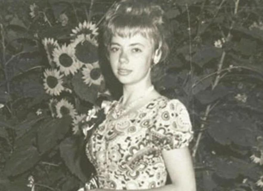 1971年圣诞夜，秘鲁，一架客机在雷暴中空中解体。17岁的胡利安妮·柯普克还