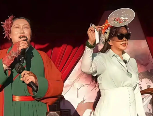 刘晓庆75岁王婆61岁虽然差了14岁但是在年轻人看来，她们几乎算同龄人。可