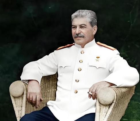 斯大林到底有多让人害怕？咱就这么说，世界上从来没有一个领袖，能像斯大林那样，对自