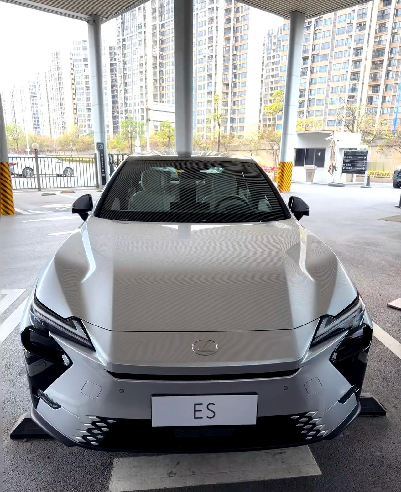 全新Es遮住logo你们还认得出来吗？说实话，车头跟车尾以及侧面虾线的设计