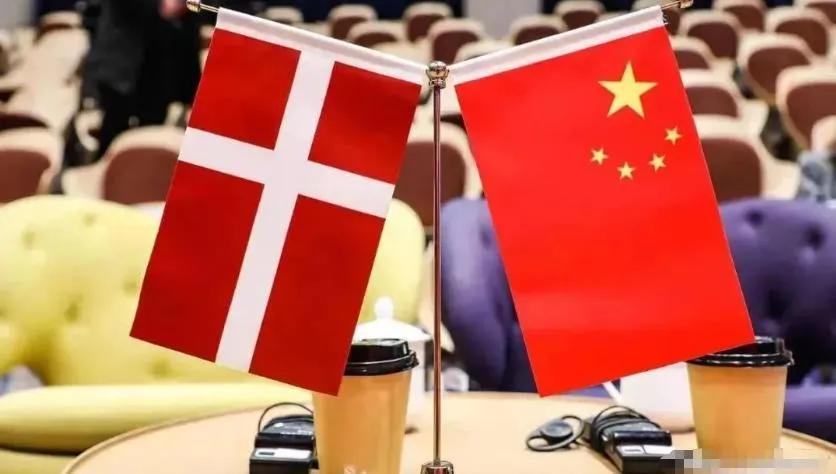 丹麦政府痛恨中国，丹麦的外交大臣拉斯穆森曾经表示，过去不允许中国对格陵兰岛投资，