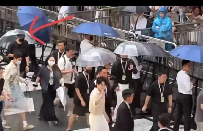 大头挥了挥手，就此离开了活动现场。在熙攘的人群里，有个人显得颇为特别。没错，大