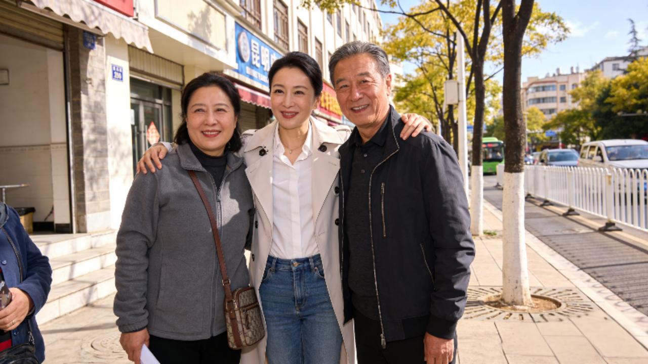 61岁陈瑾65岁巫刚昆明被偶遇！相伴22年不婚不育，定居春城过成神仙眷侣4