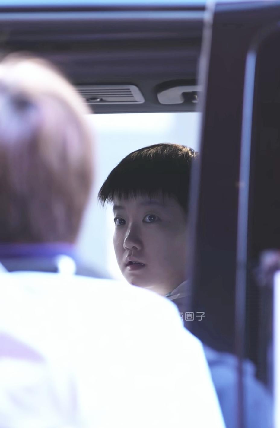 莎莎这布灵布灵的大眼睛，还会说话呢，灵动的双眼真漂亮，有种一眼万年的感觉。