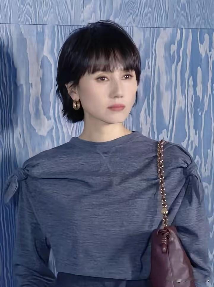 我宣布，袁泉，大概率是内娱这么多女明星里，出现在公共场合穿的最得体的演员，没有之