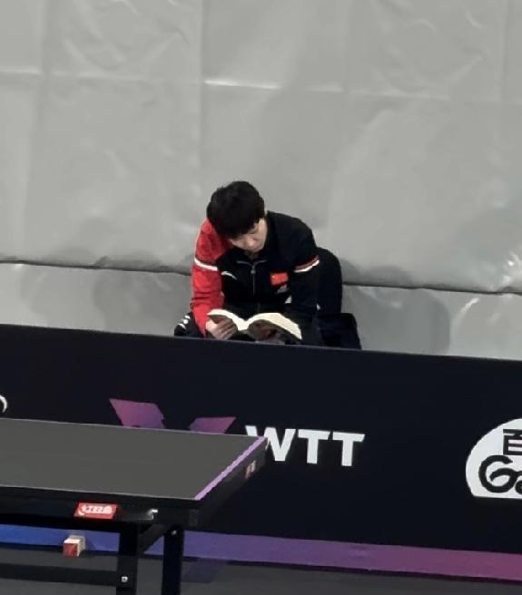 王曼昱到底是一个多优秀的人类？在乒乓球赛场的训练馆里，随身带着自己喜欢看的书，