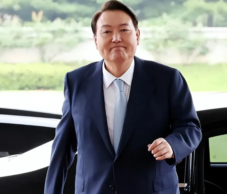 尹锡悦，不得不面临3个窘境：1、晚上热的睡不着觉：他住的房间空调都没有，现在