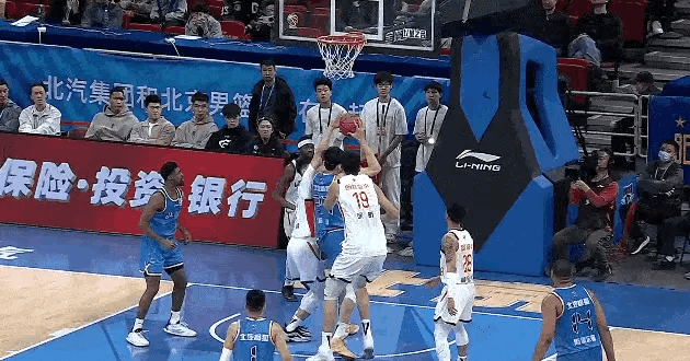 周琦被判技术犯规，到底冤不冤？昨晚看了北京北汽的比赛。是用抖音看的。解说也是北京