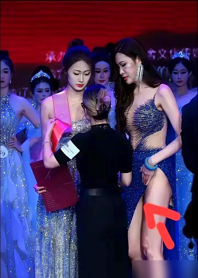 你敢信？戛纳红毯上男保安硬推赵樱子后背，她攥着白高定裙摆死不肯挪步！当天她