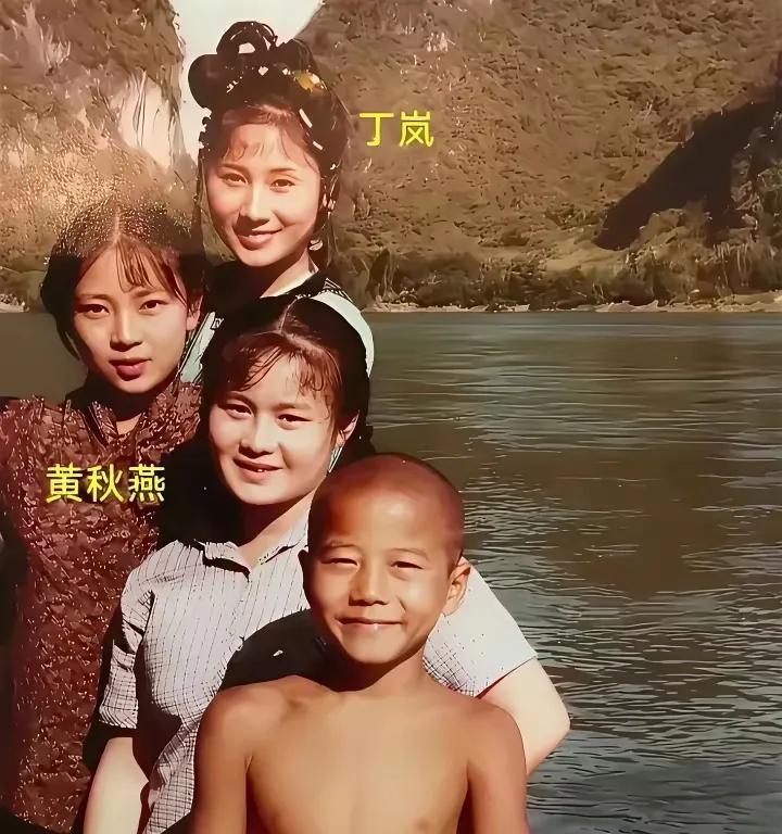 图片中两位美女都是和李连杰在影视剧中有过搭档，其中一位是他的妻子，后来虽然分开了