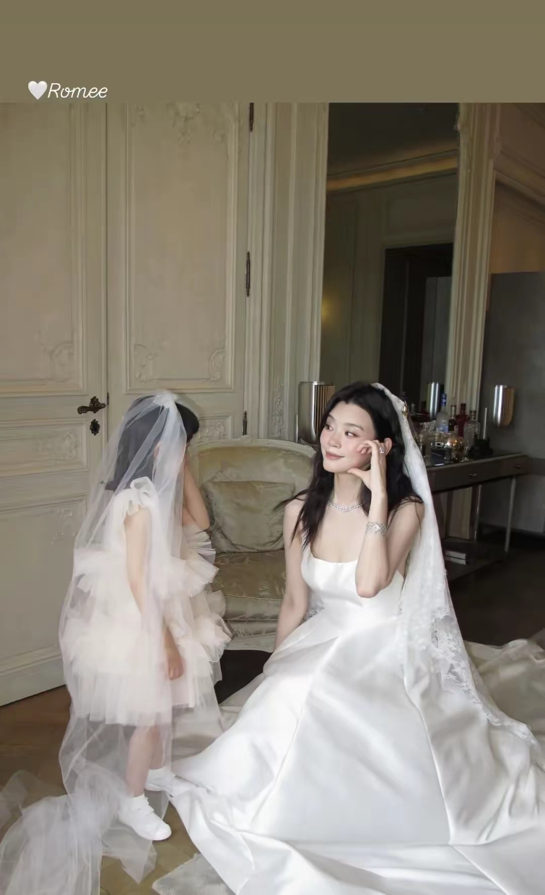 奚梦瑶和女儿Romee的合照真的好有爱❤️女儿的比心婆婆的珍珠每个细节都充满爱