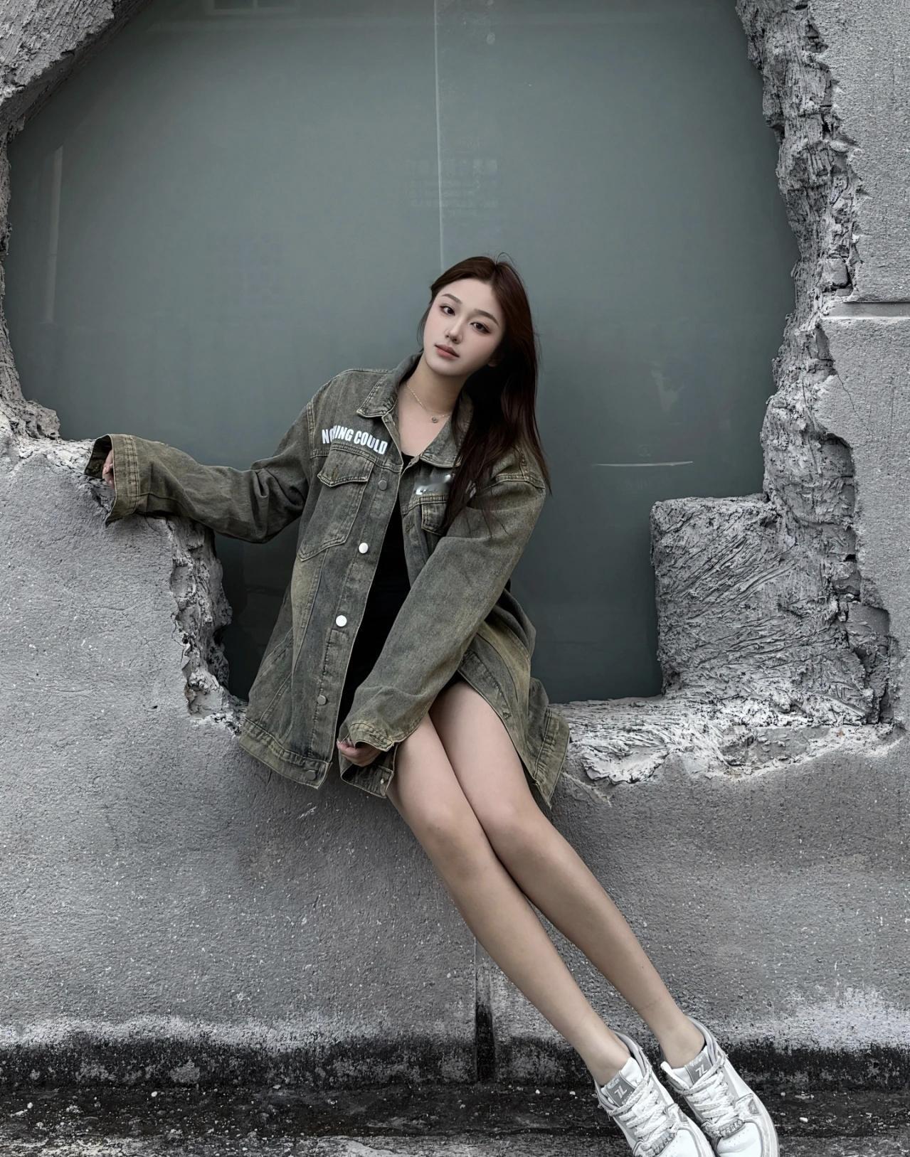 水泥墙的冷硬，抵不过随性的松弛感