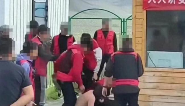 某景区检票口因补票起冲突，7名景区工作人员一拥而上围殴旅游司机，全员被辞退，公安