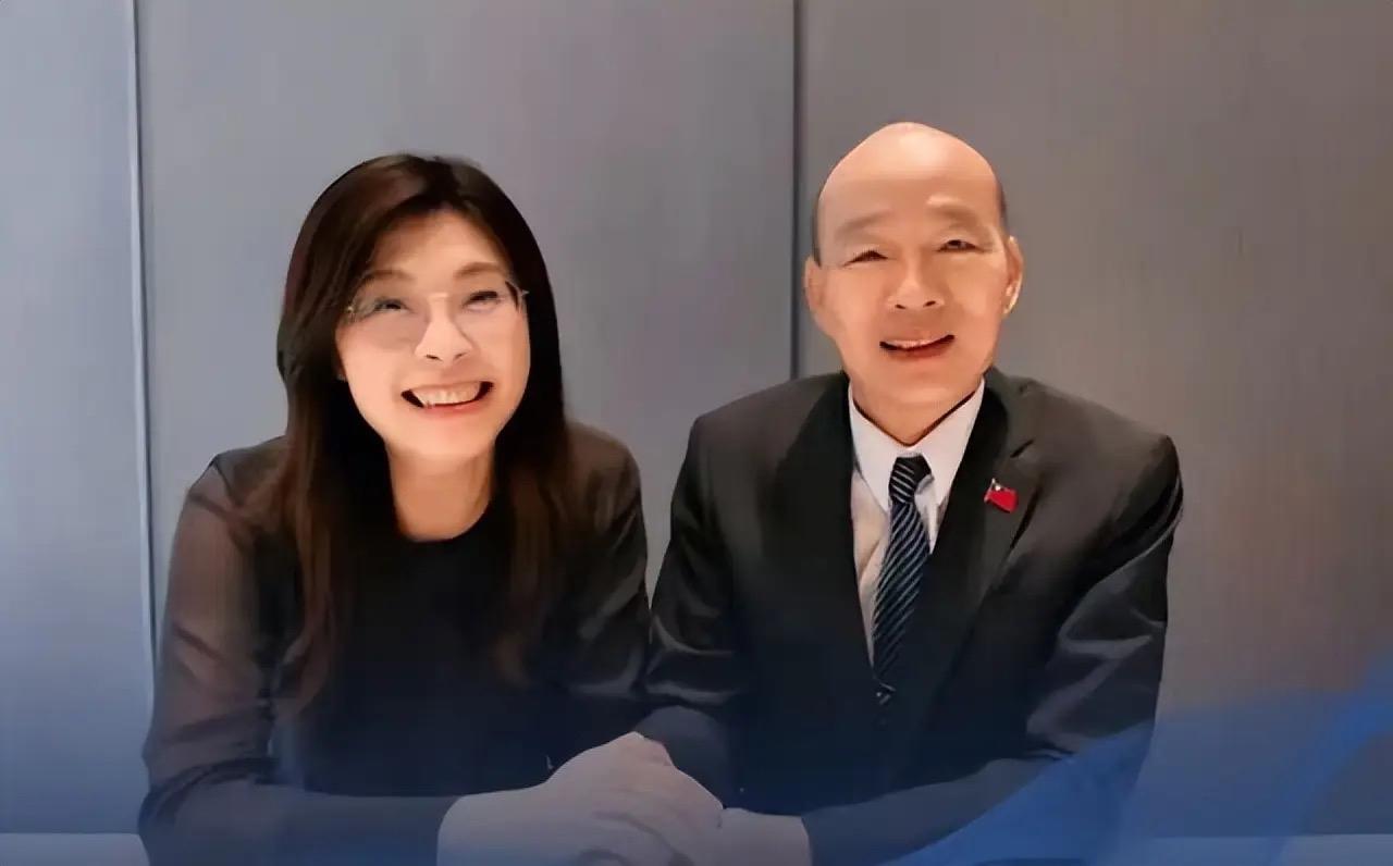不装了大佬们摊牌了！韩国瑜公开力挺郑丽文，称她“有战斗力，论述能力强，攻防