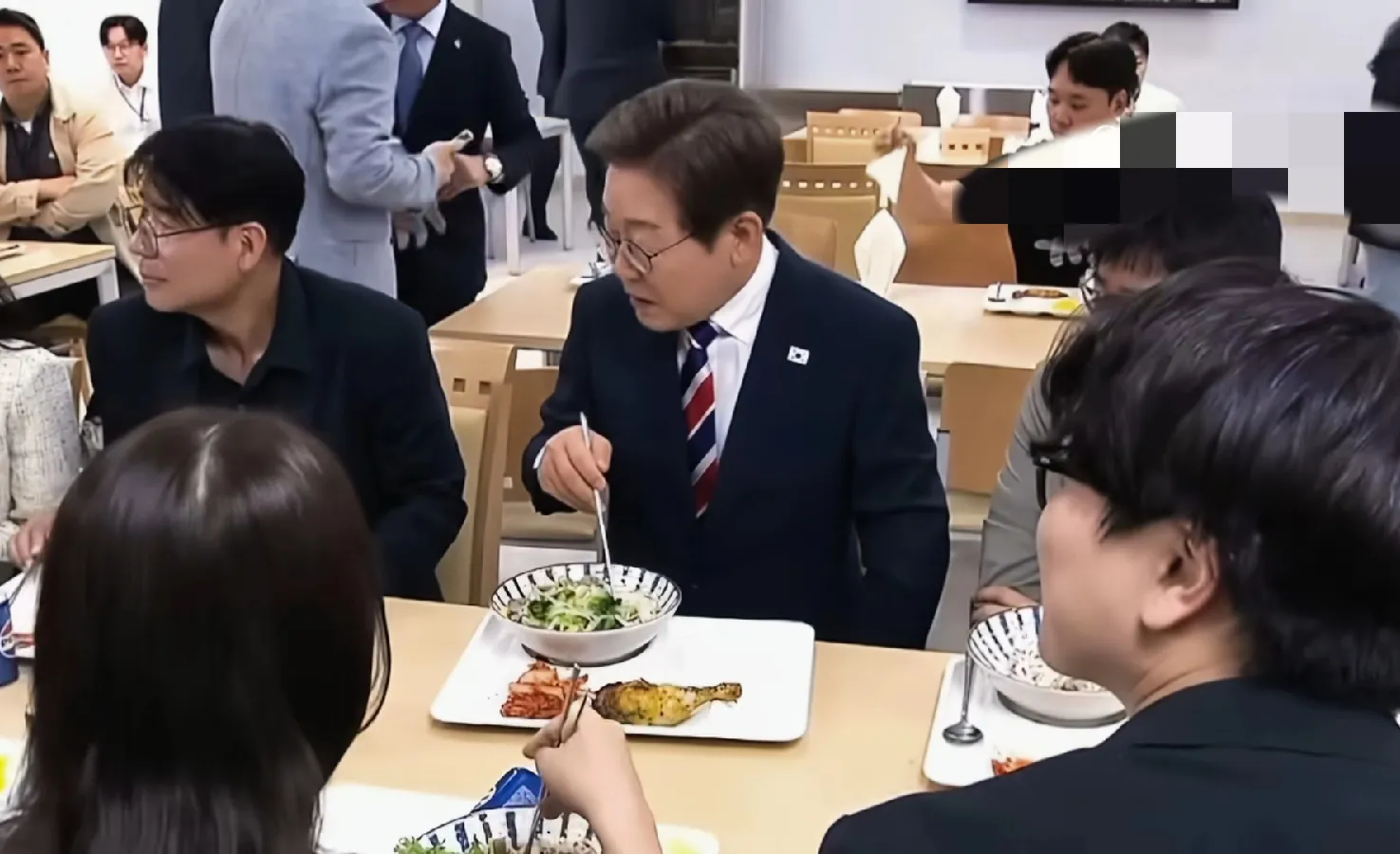 李在明总统食堂吃面条，接地气的吃相引发关注！